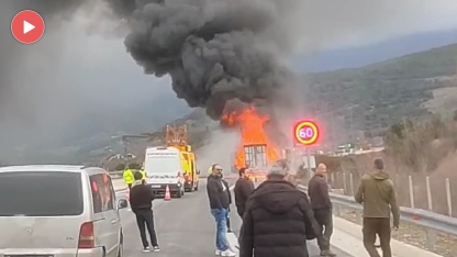 Egnatia Otoyolu alevlere teslim! Plastik yüklü TIR yandı, yol trafiğe kapandı