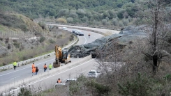 Heyelan nedeniyle İyonya Otoyolu’nun bir kısmı trafiğe kapatıldı