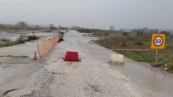 Aşırı yağışlar nedeniyle Rodop’ta Akyer Çayı geçidi trafiğe kapatıldı