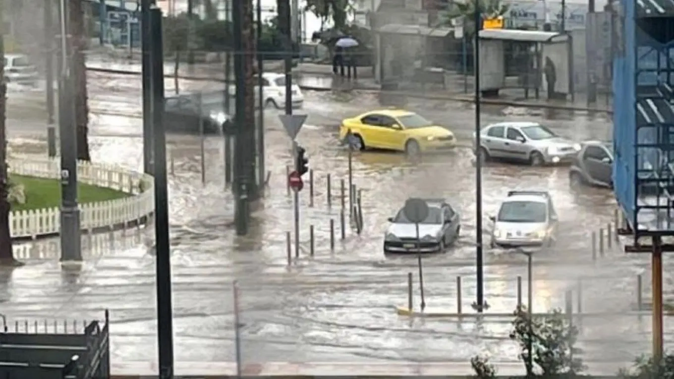 Yunanistan’da yağışlar yaşamı olumsuz etkiledi, ev ve iş yerleri zarar gördü