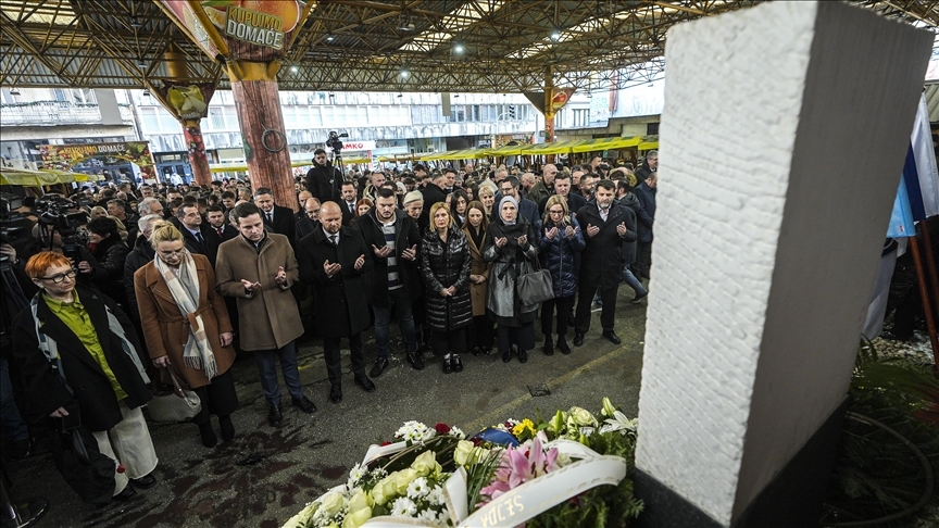Saraybosna'daki "pazar yeri katliamının" 32. yılında hayatını kaybedenler anıldı