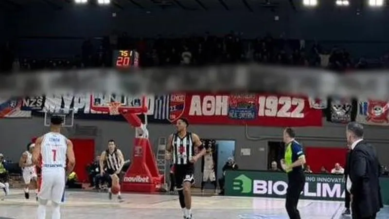 Yunan taraftarlardan Türk polisine ve Beşiktaş’a ırkçı ve hakaret içerikli pankart