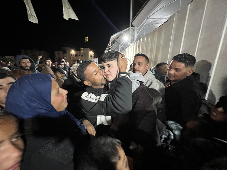 Aylar sonra kısıtlamalarla açılan Refah Kapısı'ndan Filistinlilerin sınırlı geçişleri sürüyor