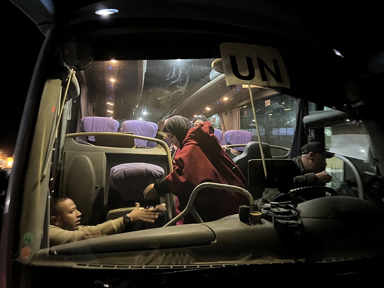 Aylar sonra kısıtlamalarla açılan Refah Kapısı'ndan Filistinlilerin sınırlı geçişleri sürüyor