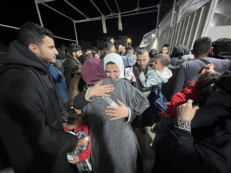 Aylar sonra kısıtlamalarla açılan Refah Kapısı'ndan Filistinlilerin sınırlı geçişleri sürüyor