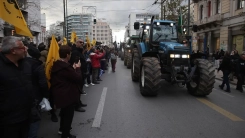 Çiftçiler, traktörleriyle başkent Atina'da eylem yaptı
