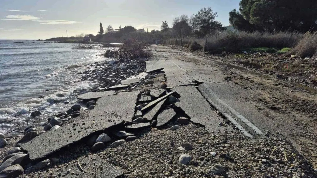 İskeçe: Fırtına sonrası Bulustra sahil yolu zarar gördü