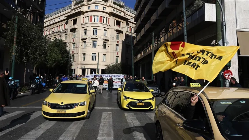 Atina’da taksiciler kontak kapattı: 3 günlük grev başladı