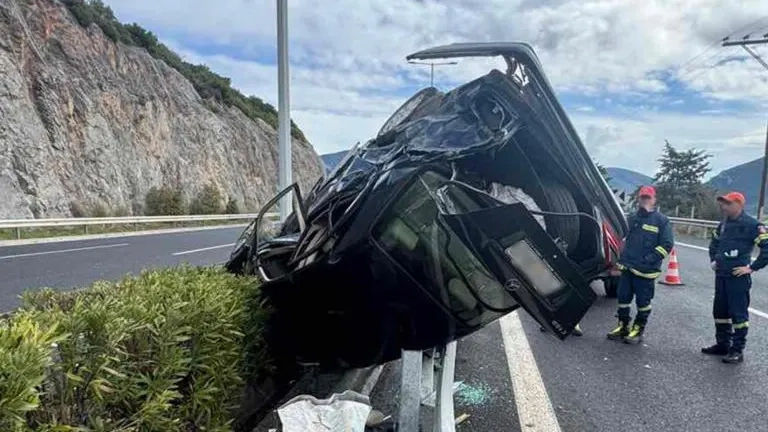 Otoyolda tehlikeli kaza: Araç devrildi, yol trafiğe kapandı