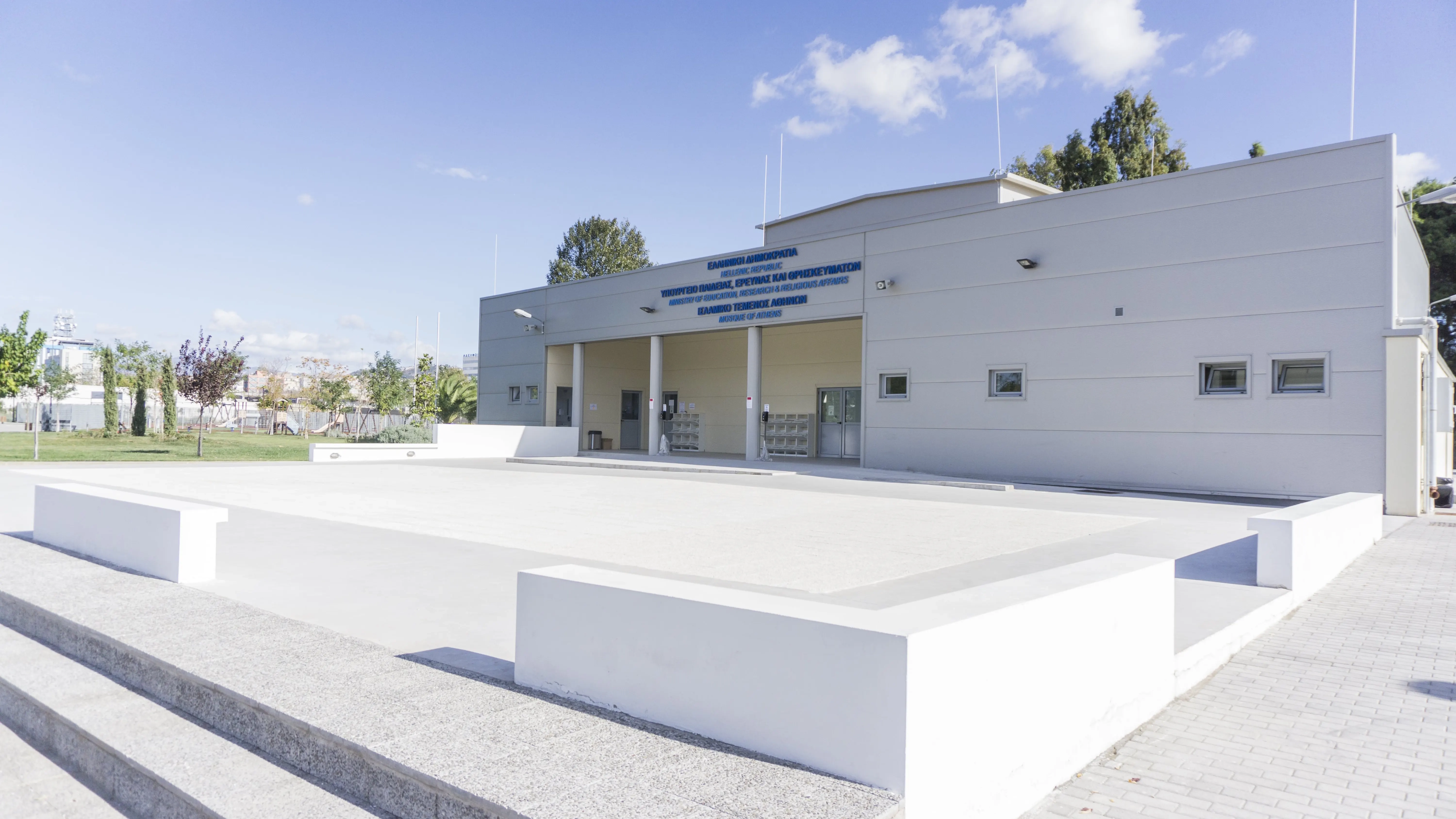 Το μοναδικό επίσημο τζαμί στην Αθήνα δεν επαρκεί για τους χιλιάδες Μουσουλμάνους