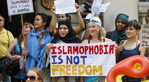 Fransa'daki tesettür mayo yasağı Londra'da protesto edildi