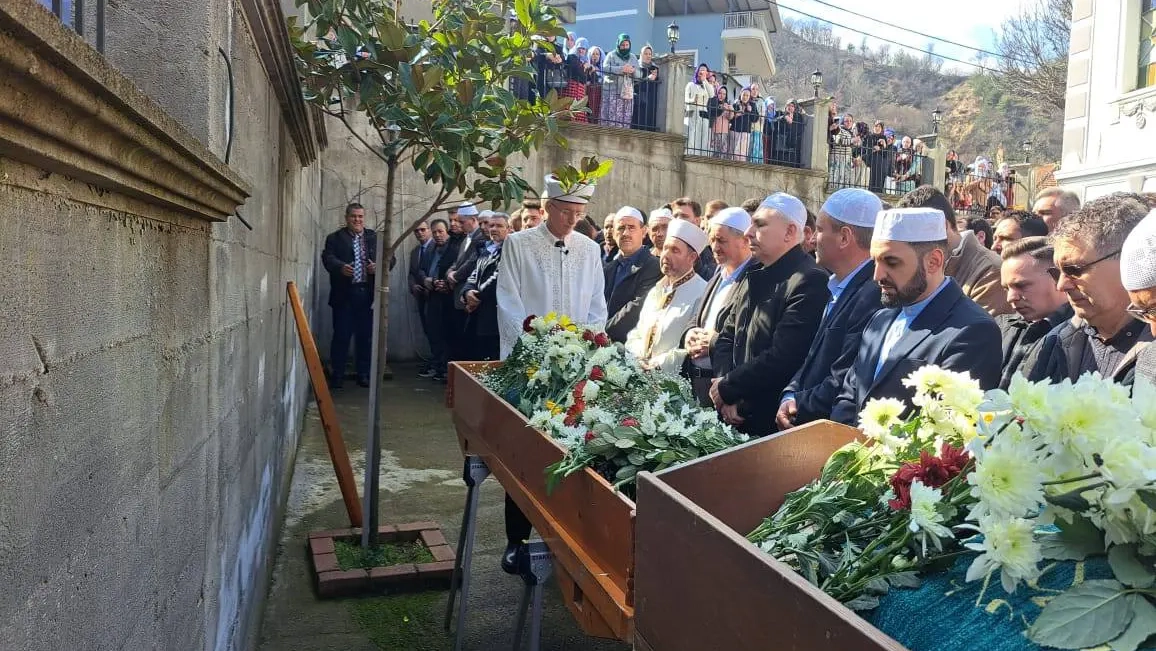 Mustafçova'da iki genç aynı gün toprağa verildi
