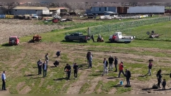 Yahyabeyli'deki fidan dikme etkinliğinde her yaştan gönüllüler bir araya geldi