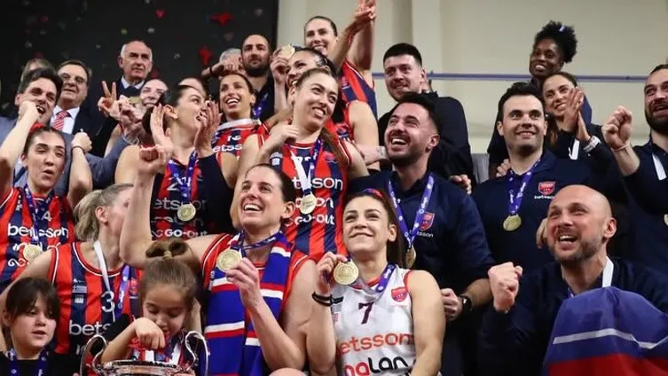 Türk antrenör Yunanistan’da tarih yazdı: Panionios ilk kez kupayı kazandı