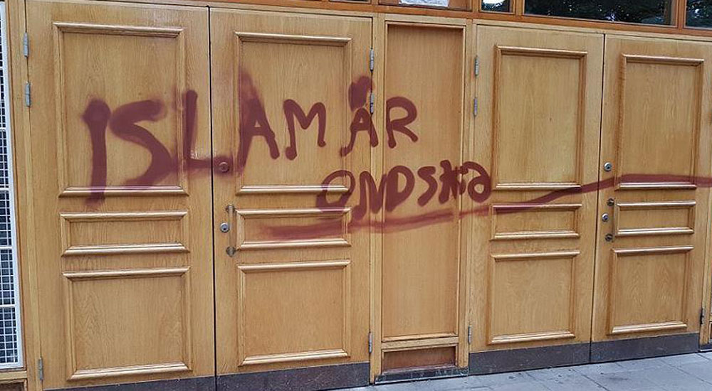 Çirkin saldırı: Caminin kapısına "İslam kötülük dinidir" yazıldı