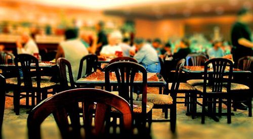 Restorant sahibi, başörtülü kadınlara servis yapmadı