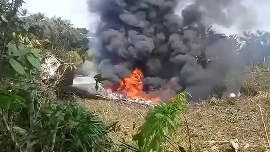 110’dan fazla askeri personeli taşıyan nakliye uçağı düştü