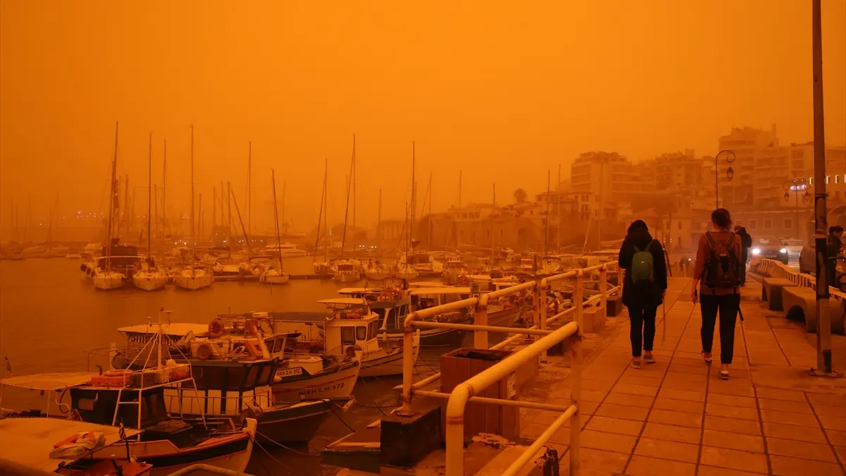 Afrika'dan gelen çöl tozu sonucu Girit Adası'nda gökyüzü kırmızıya büründü