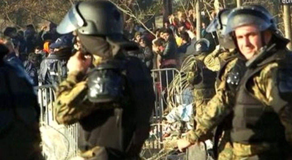 Yunan Polisi aç kalan mültecilerin yürüyüşüne müdahale etti