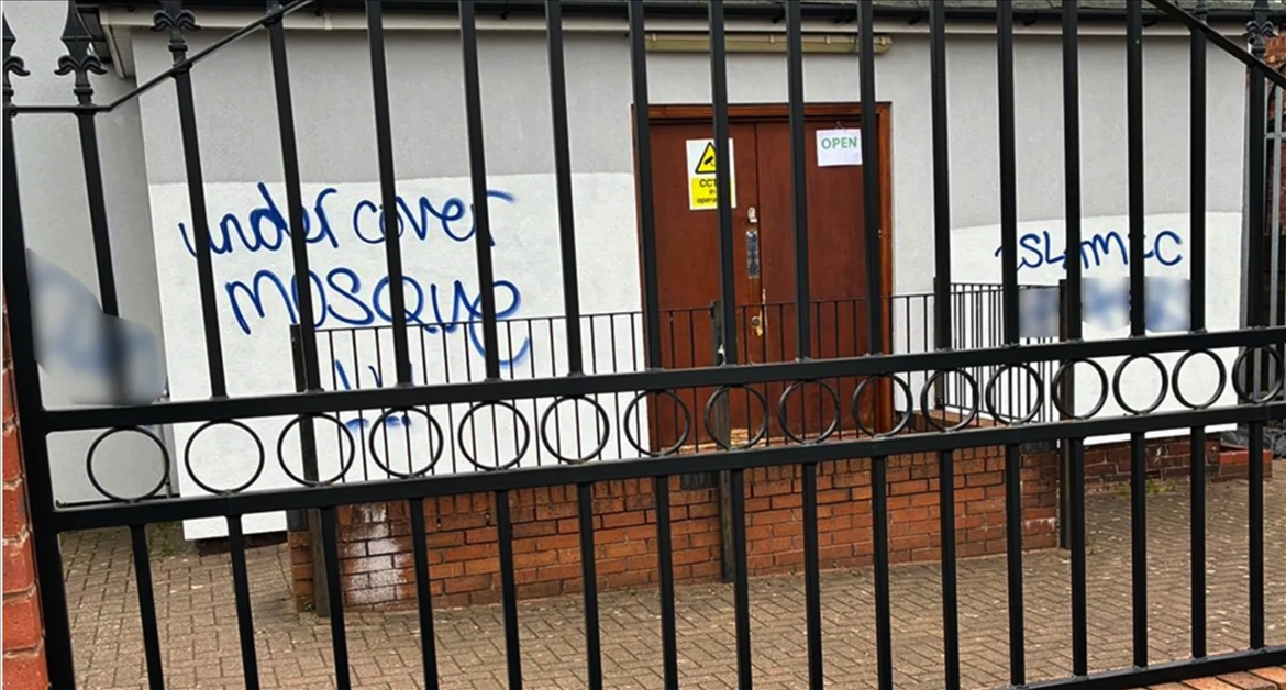İngiltere'de bir caminin duvarına İslamofobik grafiti çizen kişi gözaltına alındı