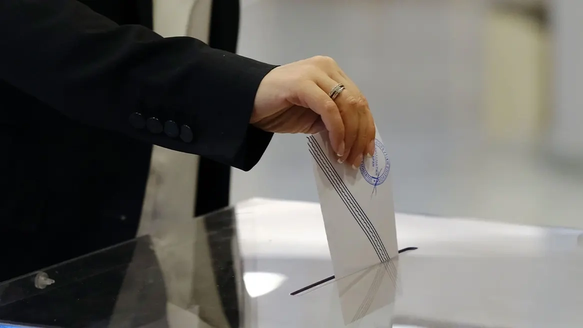 RealPolls anket sonuçlarına göre ND Yüzde 30,6 ile önde, Çipras ve Karystianou yükseliyor