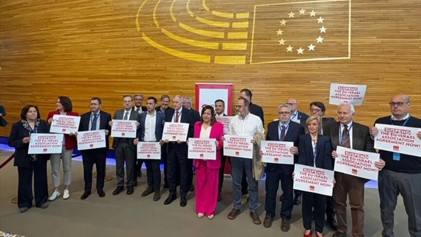 AP'deki en büyük ikinci siyasi grup, İsrail ile ortaklığın askıya alınması için protesto düzenledi