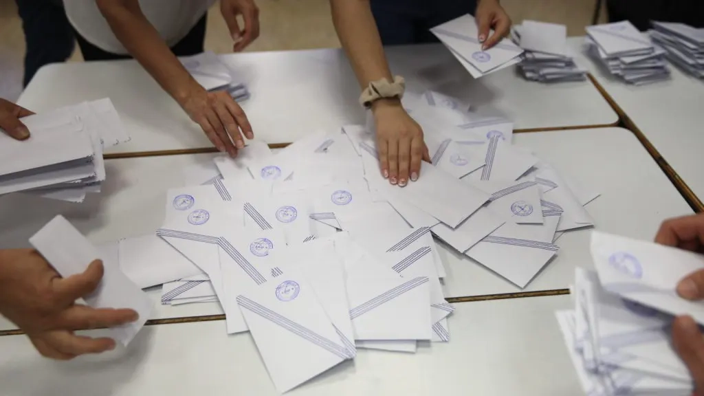 YDP, PASOK’a karşı liderliğini sürdürüyor