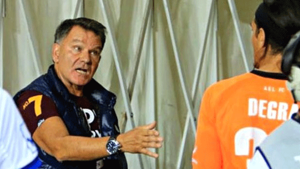 Larissa'nın kalecisi yediği hatalı gol sonrası başkandan tokat yedi ve kovuldu