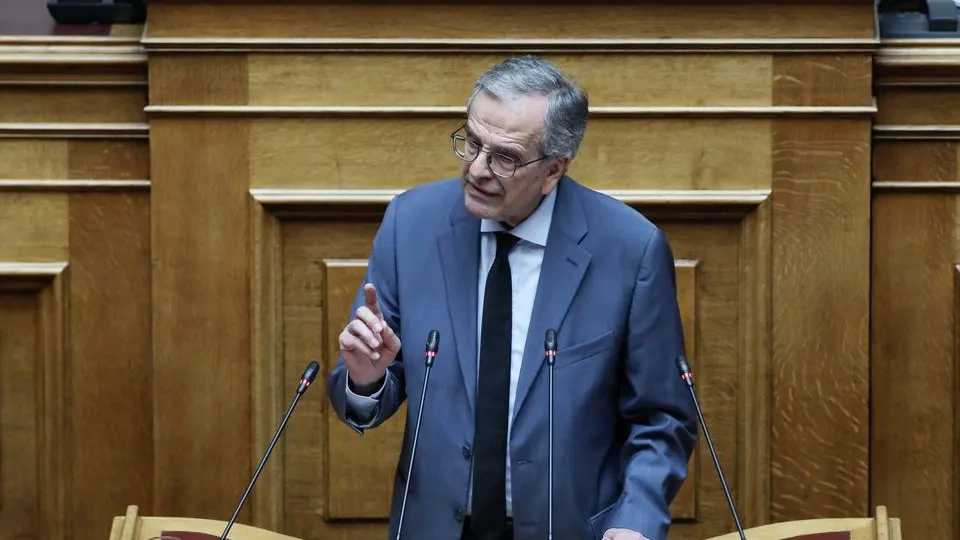 Samaras, hükümetin Türkiye politikasını eleştirdi