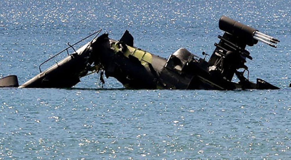 Yunan askeri helikopteri tatbikatta denizine çakıldı