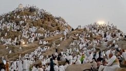Hac ibadetinde Arafat vakfesi başladı: 1,8 milyon Müslüman Arafat’a akın etti