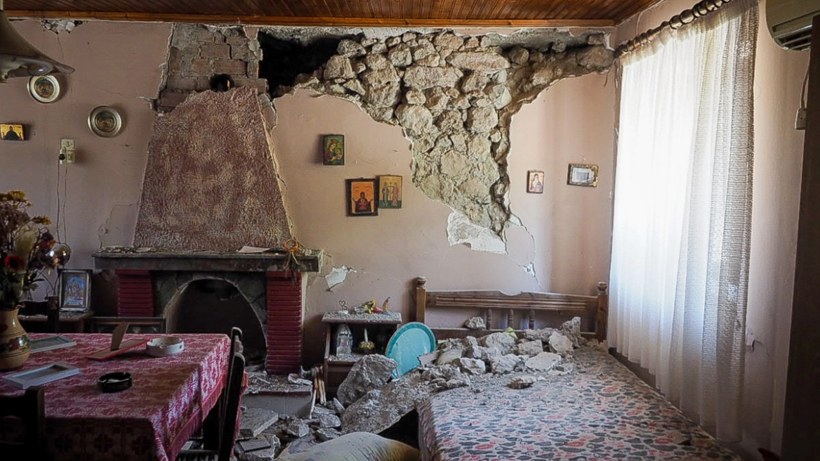 Art arda meydana gelen depremlerde çok sayıda bina zarar gördü