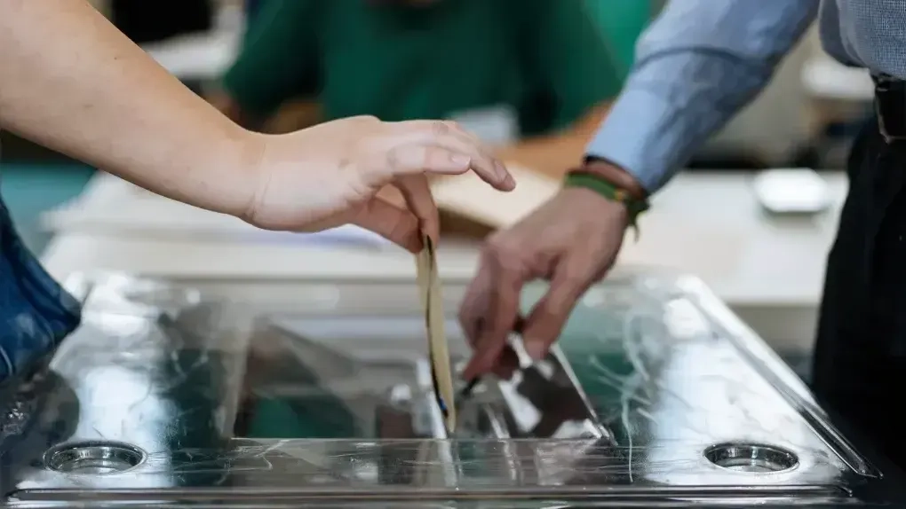 Yeni Demokrasi liderliğini korudu, ELAS ikinci sıraya yerleşti
