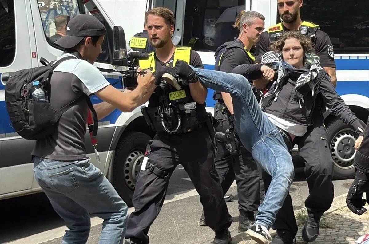 Berlin'de, İsrail'e mühimmat üreten Rheinmetall'ı protesto eden aktivistlere polisten sert müdahale