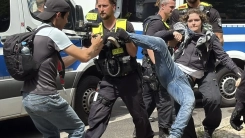 Berlin'de, İsrail'e mühimmat üreten Rheinmetall'ı protesto eden aktivistlere polisten sert müdahale