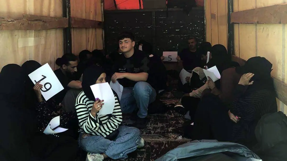 Yunanistan'a gitmeye çalışan 20 kişi kamyonette yakalandı