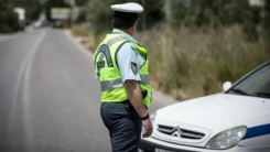 Gümülcine’de motosiklet sürücüsü az kalsın trafik polisini eziyordu