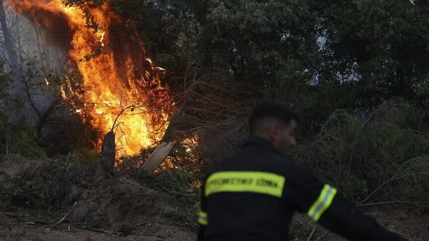 Yunanistan'da birçok farklı noktada orman yangınları çıktı