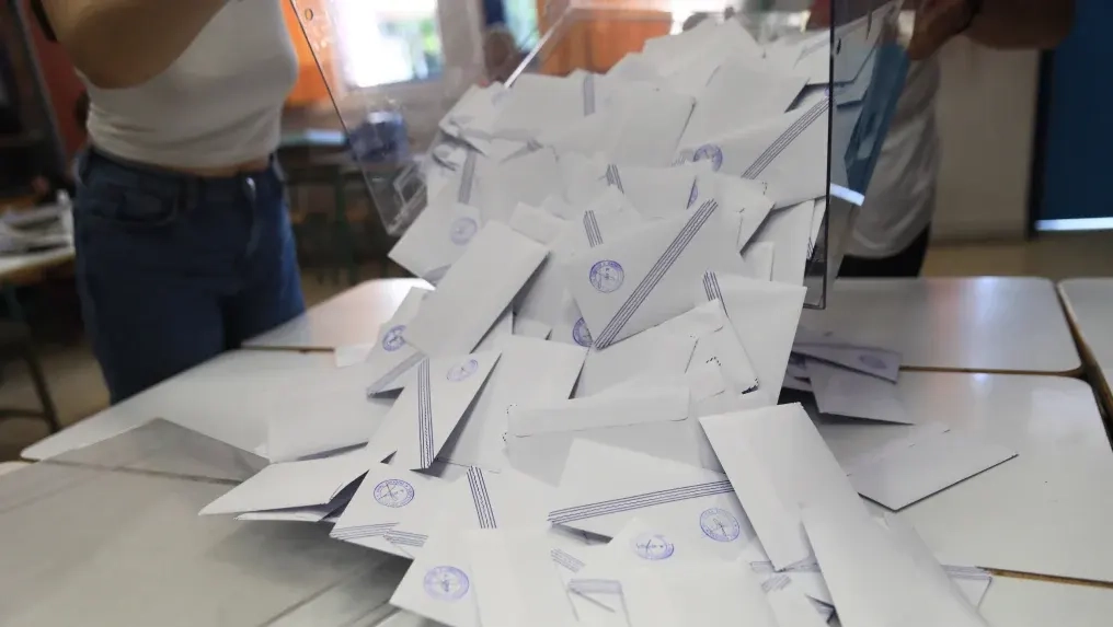 Yeni Demokrasi liderliğini koruyor, erken seçim talebi yükseliyor