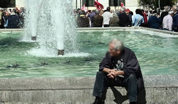 Yunanistan'da yaşlı nüfus çocukları geçti