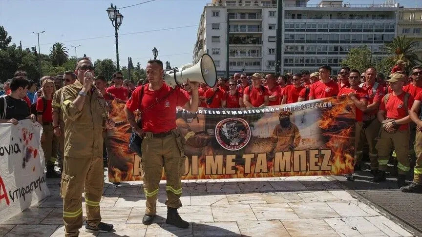 Atina'da yüzlerce mevsimlik itfaiyeci sokaklara döküldü