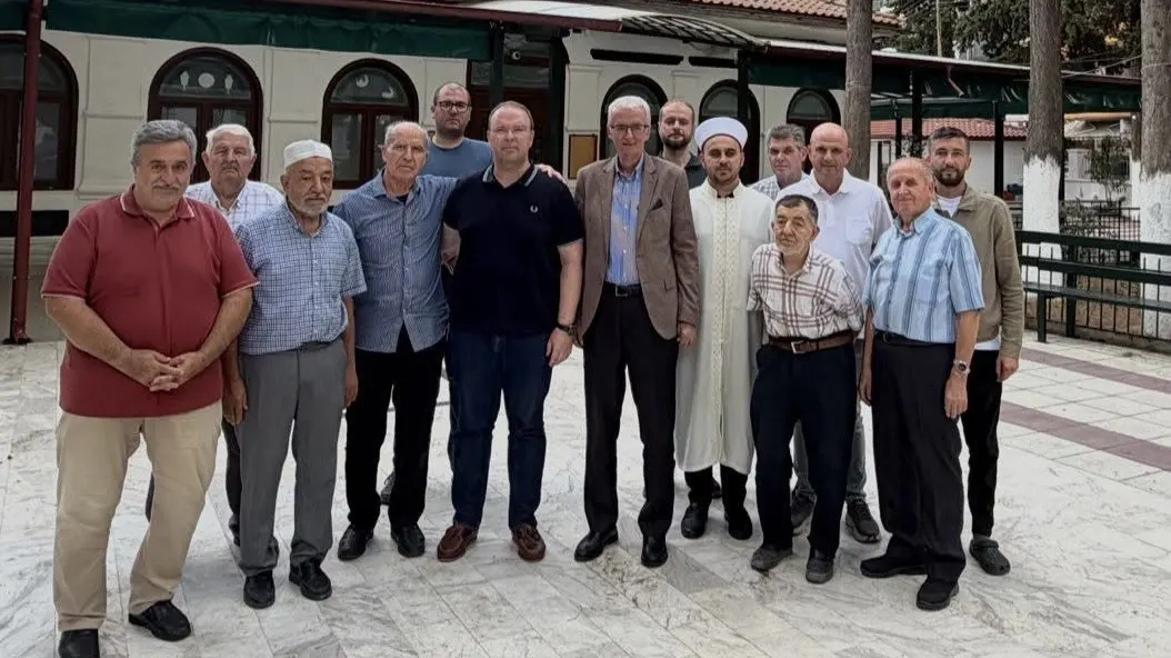 Başkonsolos Ünal menfur saldırıya uğrayan Çınar Camiini ziyaret etti