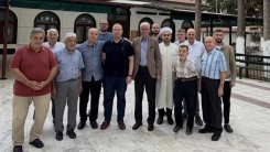 Başkonsolos Ünal menfur saldırıya uğrayan Çınar Camiini ziyaret etti