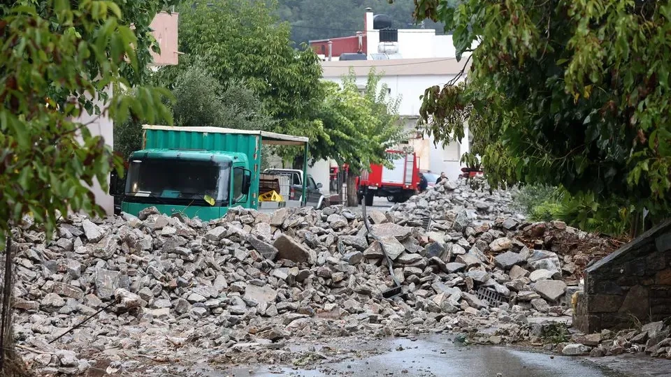 Fırtına Girit’i vurdu: Büyük hasar, 8 kişi vadide mahsur kaldı