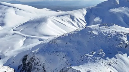 Yunanistan’da sezonun ilk karı yağdı: Kuzeyde dağlar beyaza büründü