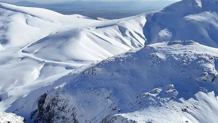 Yunanistan’da sezonun ilk karı yağdı: Kuzeyde dağlar beyaza büründü