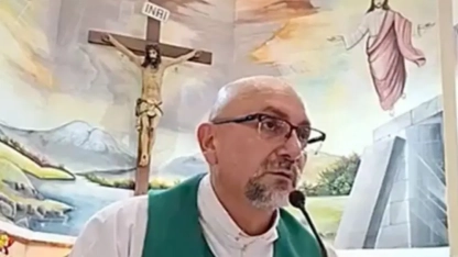 Papazın üzerine dev haç düştü, kurtarılamadı