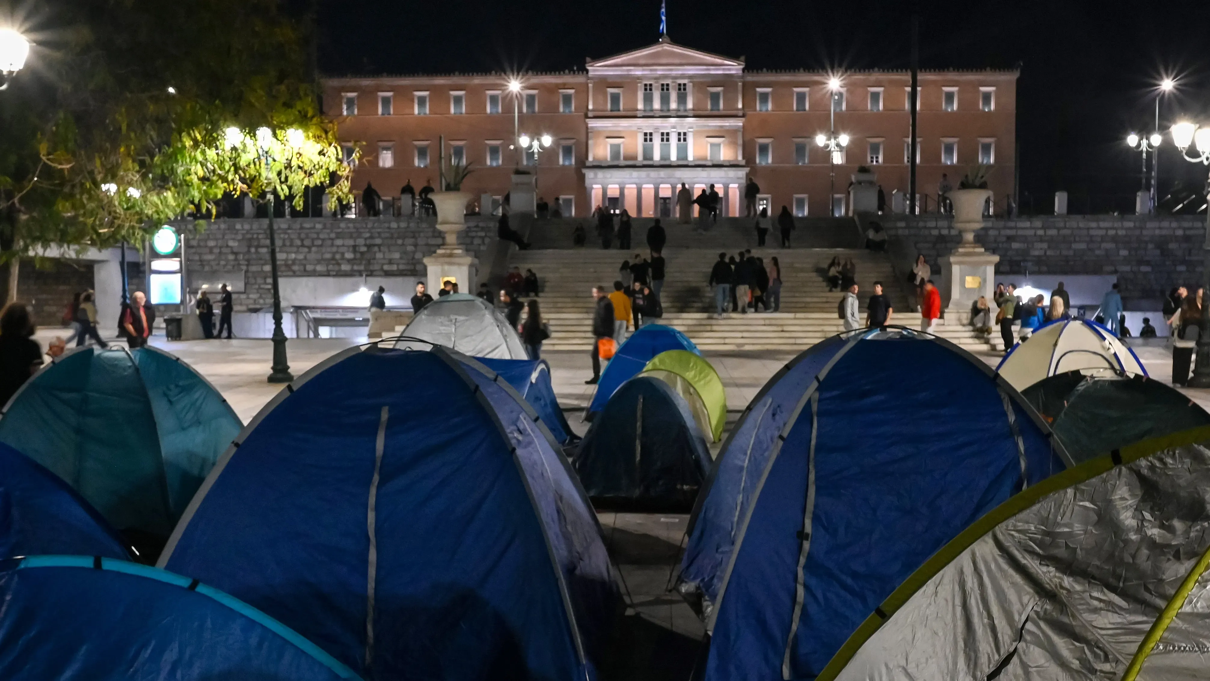 Eğitim protestoları büyüyor: Öğrenciler üniversite önünde çadır kurdu