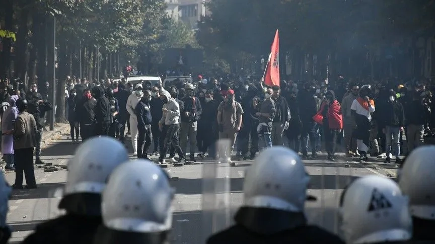 Arnavutluk'ta öğrencilerin eğitim koşullarının iyileştirilmesi talebiyle düzenlediği protestolar sürüyor