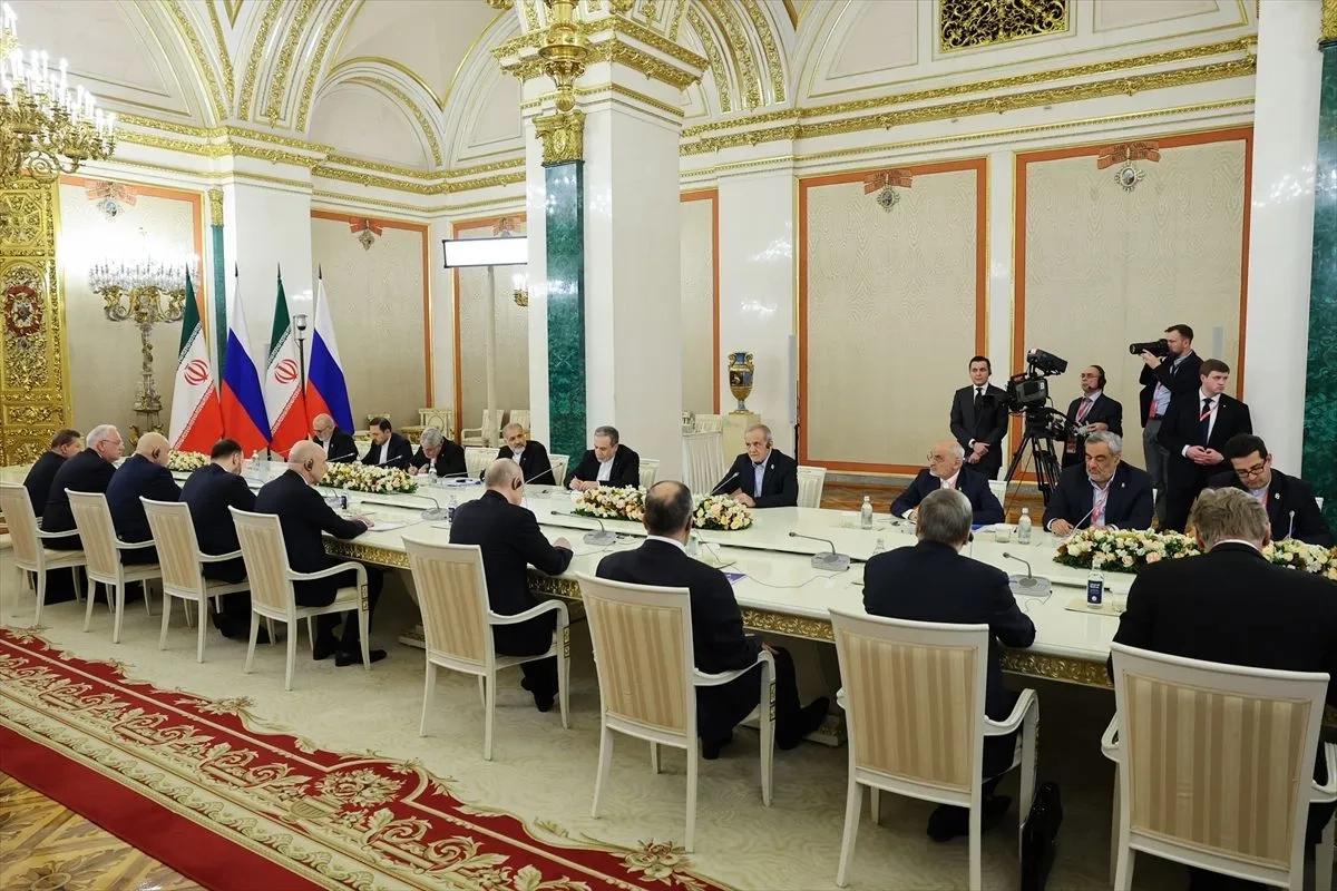 Putin ve Pezeşkiyan Moskova'da bölgesel gelişmeleri ve ilişkileri görüştü